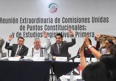 Tras una rápida aprobación en San Lázaro, las Comisiones del Senado respaldaron por mayoría de votos posponer la histórica elección de jueces y magistrados hasta 2028.