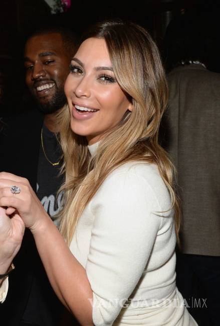 $!¿Kim Kardashian fingió su robo? Fue vista utilizando el anillo que le ‘robaron’ en 2016