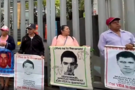 Padres de familia de los 43 de Ayotzinapa en su protesta frente a CNDH