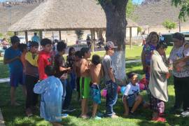 La fundación “Luisa Rodríguez, A.C.”, también se preocupa por los niños, a quienes recientemente festejó en una palapa de Ramos Arizpe.