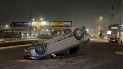 El Nissan Tiida quedó con las llantas hacia arriba tras impactarse contra el camellón en el Bulevar Fundadores.