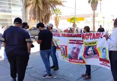 Personas afectadas por presunto fraude inmobiliario se manifestaron para exigir avances en el caso.