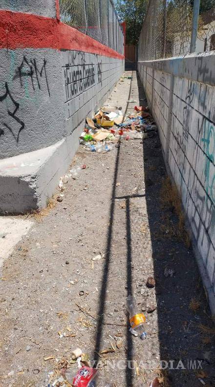 $!Vecinos indicaron que cuando pasan los camiones, los trabajadores pasan de largo la basura.