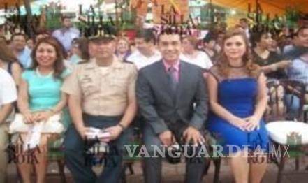 $!El coronel José Rodríguez Pérez, junto con el alcalde de Iguala, José Luis Abarca en evento del DIF Municipal.