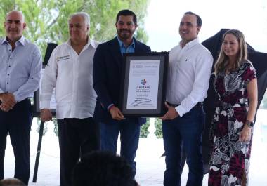 Manolo Jiménez recibe la placa que nombra al Ojo de Agua como el primer Barrio Mágico de Coahuila, en presencia de Miguel Torruco.