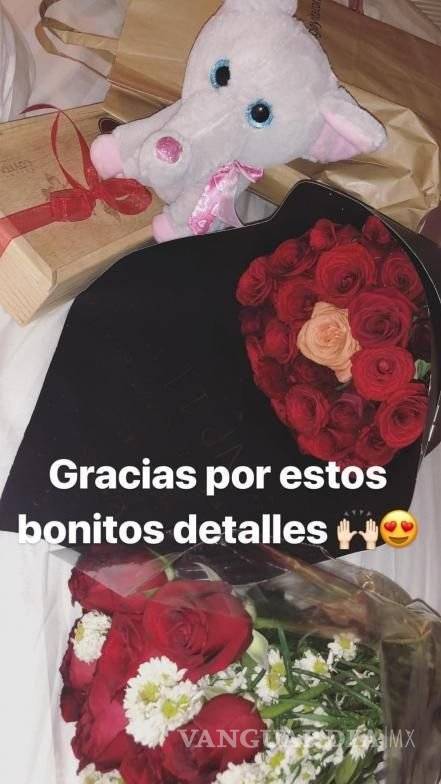 $!Norma Palafox es 'la más deseada', fanático le regala flores en el partido