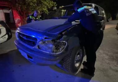 La camioneta Ford Explorer terminó impactada contra un Nissan Versa estacionado.