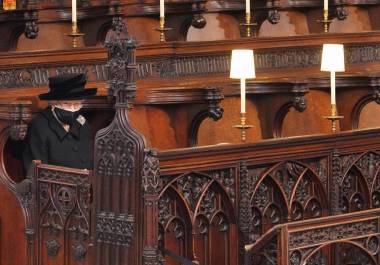 La reina Isabel II se encontraba sola en el funeral de su esposo cumpliendo las medidas de seguridad, mientras que un día antes se celebraron dos fiestas en Downing Street FOTO: ESPECIAL