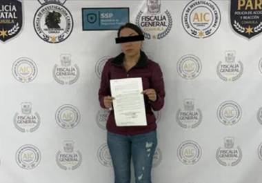 Durante la audiencia inicial, el juez determinó la situación jurídica de la imputada y estableció el desarrollo del proceso penal dentro de la causa 1128/2026, en la que se le atribuye la presunta captación de recursos económicos.