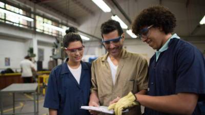 La pujante industria en Acuña le da oportunidades de desarrollarse a los jóvenes becados.