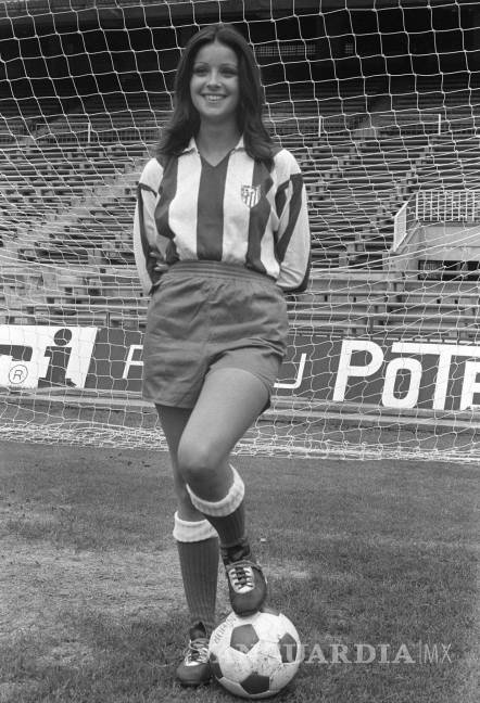 $!La malagueña Amparo Muñoz, recién elegida Miss España en 1973, posa en el estadio Vicente Calderón con la indumentaria del Atlético de Madrid. EFE