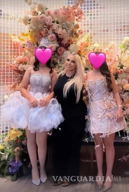 $!Las adolescentes aparecen junto a la diseñadora frente a un muro de mosaico blanco acompañado por una instalación floral en tonos rosas, durazno, naranja y blanco.