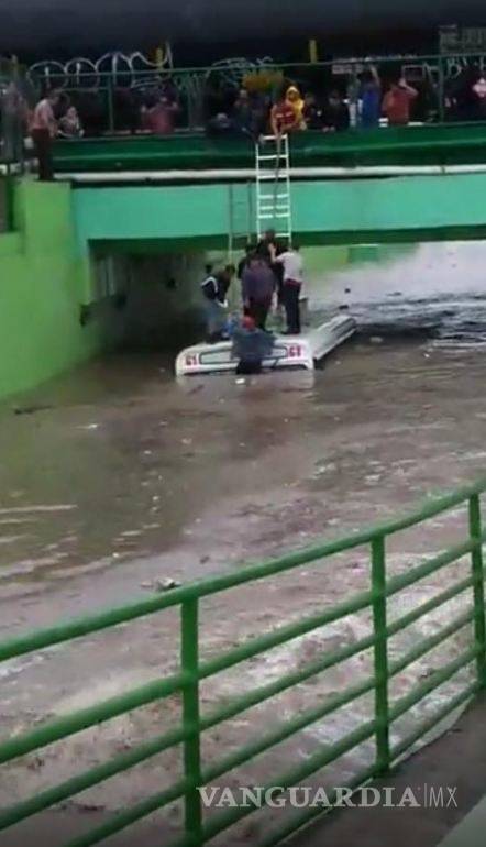 $!Pasajeros en Frontera viven momentos de angustia y terror ¡Se salvan de morir ahogados!