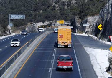 La construcción de la carretera Interserrana lograría reducir notablemente el tráfico en la carretera “Los Chorros”, de acuerdo con el mandatario de Nuevo León, Samuel García.