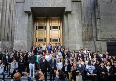 Trabajadores se manifestaron ayer afuera de la Suprema Corte de Justicia de la Nación.