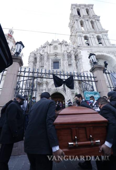 $!Feligreses esperaban la llegada del cuerpo del obispo a las afueras de la Catedral de Saltillo.