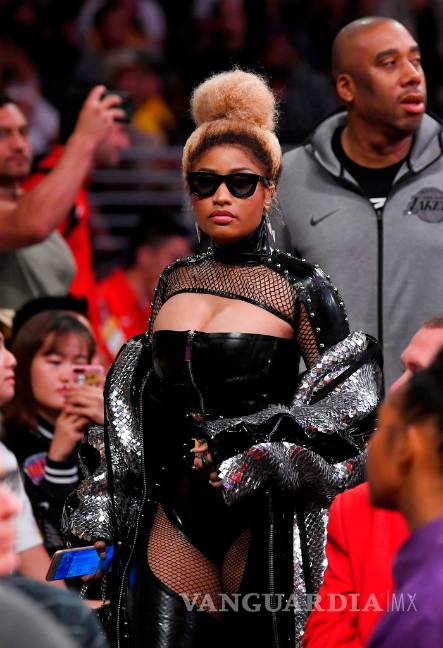 $!Nicki Minaj roba las miradas durante el juego de los Lakers en atrevido traje 'Bondage'