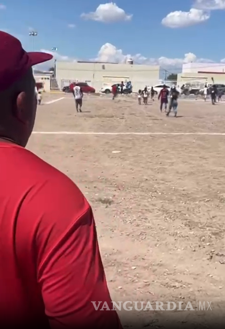 $!El árbitro se refugió en casa del presidente de la liga para salvarse de la turba.