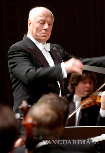 $!El maestro holandés Bernard Haitink dirige la Orquesta Concertgebouw durante el Festival de Lucerna en Lucerna, Suiza, 03 de septiembre de 2007. EFE/EPA/Sigi Tischler