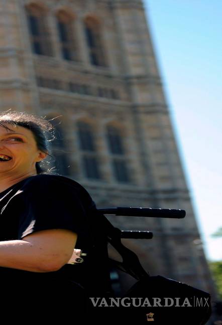 $!Debbie Purdy, enferma de esclerosis múltiple, a las afueras de la Cámara de los Lores, en Londres, Reino Unido.