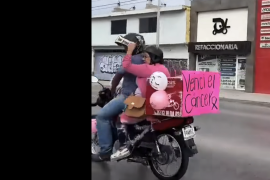 Un video captado en calles de Torreón se volvió tendencia en redes sociales al mostrar a una joven celebrando que superó el cáncer con un cartel colocado en una motocicleta.
