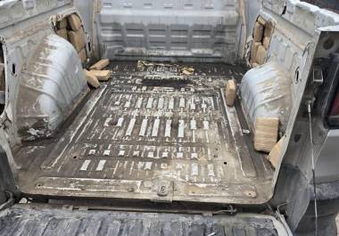 El cargamento de marihuana fue localizado oculto en distintos compartimentos de la camioneta asegurada durante el operativo.