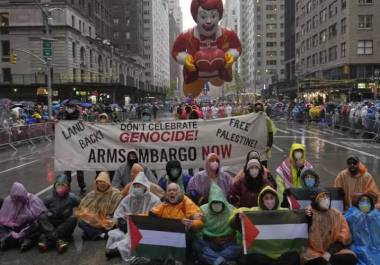 Los manifestantes entraron a la ruta del desfile en W. 55th Street y Sixth Avenue, deteniendo el globo de Ronald McDonald y provocando fuertes abucheos de los asistentes al desfile.