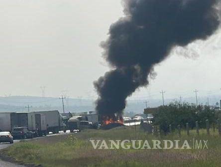 $!La unidad se volcó e incendio, resultando una persona lesionada, la cual no ha sido identificada hasta el momento