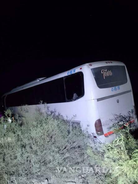 $!El autobús terminó entre la vegetación a un costado de la carretera, luego de que el operador sufriera un microsueño al volante.