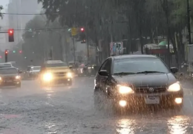 Autoridades municipales exhortaron a la población a evitar cruzar calles inundadas y extremar precauciones al conducir durante las precipitaciones.