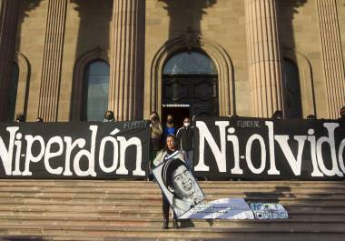 Leticia Hidalgo, madre de Roy, fundó Fuerzas Unidas por Nuestros Desaparecidos en Nuevo León FUNDENL, quienes buscan a víctimas de desaparición forzada.