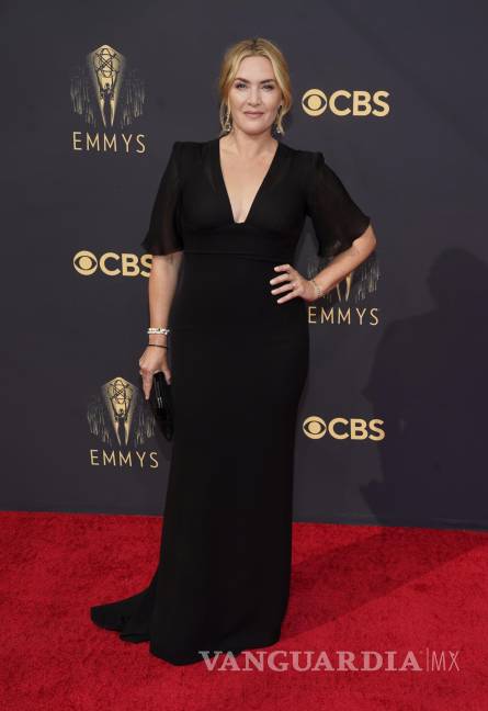 $!Kate Winslet no se arriesgó y llevó un elegante vestido negro de Armani.