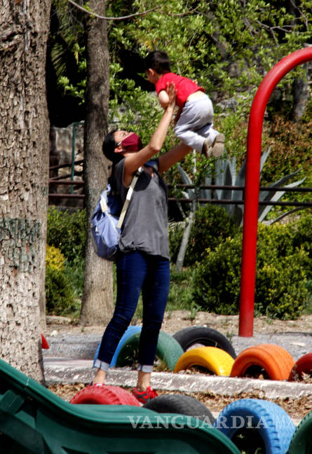 $!Aumentan los visitantes a parques y juegos infantiles; cumplen con medidas sanitarias