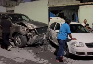 La omisión de una señal de alto por parte del conductor de una camioneta Ford F-150 derivó en un aparatoso accidente múltiple en la colonia La Berrueto, donde al menos cuatro vehículos resultaron involucrados y dos personas sufrieron lesiones.