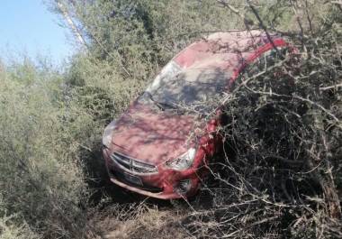 El automóvil Dodge Attitude terminó fuera de la carpeta asfáltica tras el percance.