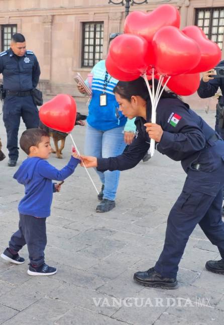 $!Elementos de la Comisaría de Seguridad y Protección Ciudadana de Saltillo entregaron flores y dulces a la ciudadanía como parte de su compromiso con la proximidad social.