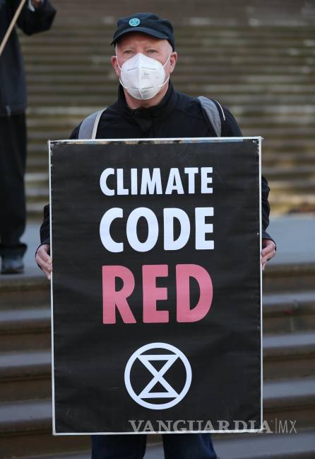 $!Un manifestante sostiene una pancarta durante una protesta climática de Extinction Rebellion (XR) frente al Parlamento de Victoria en Melbourne, Victoria, Australia. EFE/EPA/Con Chronis