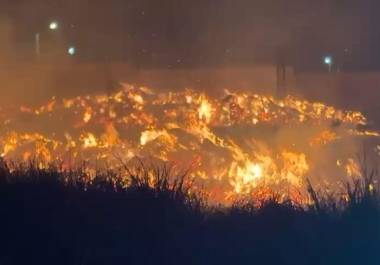 La columna de humo fue visible desde distintos puntos de la ciudad.