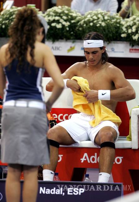 $!El tenista español Rafael Nadal se seca el sudor. EFE/J.J. Guillén