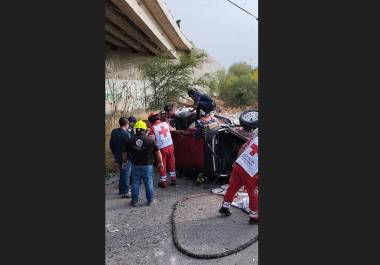 Dos personas viajaban en la camioneta que cayó del puente; las dos fueron hospitalizadas.