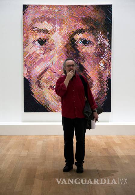 $!Un visitante ante la obra de Chuck Close 'Roy I' en una muestra en París en 2015. EFE/EPA/Etienne Laurent