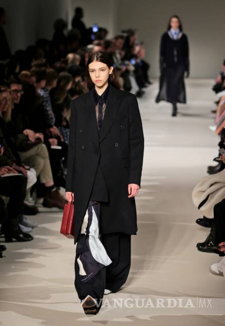 $!Apuesta Victoria Beckham por un otoño con aires británicos masculinos
