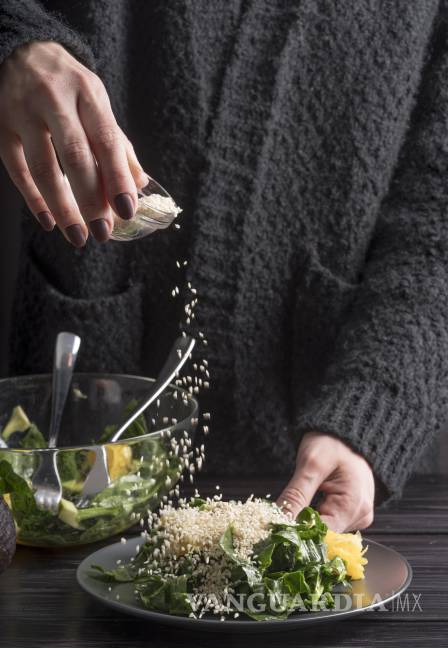 $!Cocinar en casa y preferir productos frescos permite controlar la cantidad de sal en cada platillo.