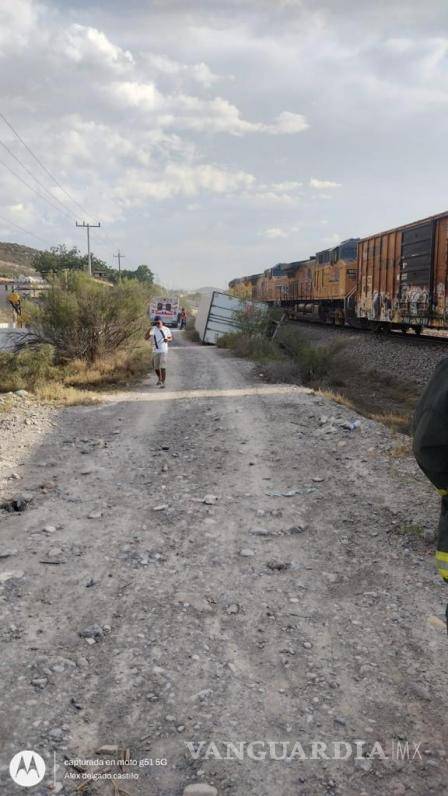 $!El percance desató una intensa movilización de ambulancias y camiones de rescate urbano de la estación de bomberos.