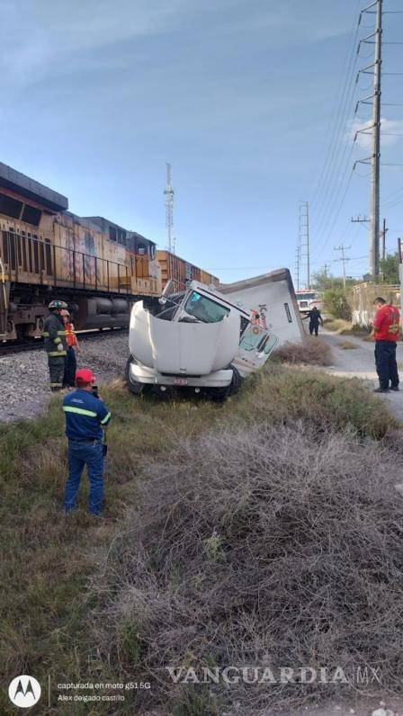 $!Por poco le cuesta la vida al conductor y fue arrastrado con todo tractocamión a más de 100 metros de distancia.