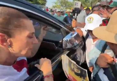 Docentes de la CNTE en Chiapas entregaron a la Presidenta un pliego de demandas tras un bloqueo en Palenque y obtuvieron fecha y hora para una mesa en Palacio Nacional.