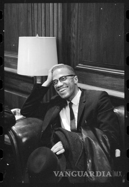 $!26 de marzo de 1964. Malcolm X durante una conferencia de prensa de Martin Luther King sobre la Ley de Derechos Civiles de 1964 en el Capitolio en Washington