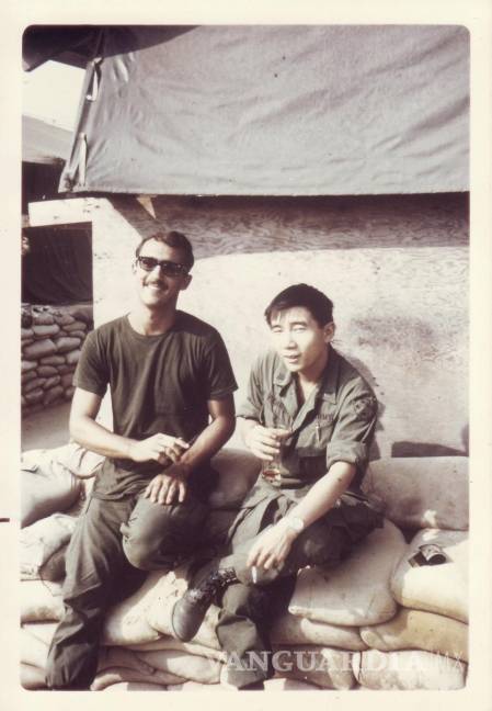 $!En esta fotografía proporcionada por William Fong, se ve a Fong sentado con un compañero soldado en una base militar estadounidense en Vietnam en 1969.