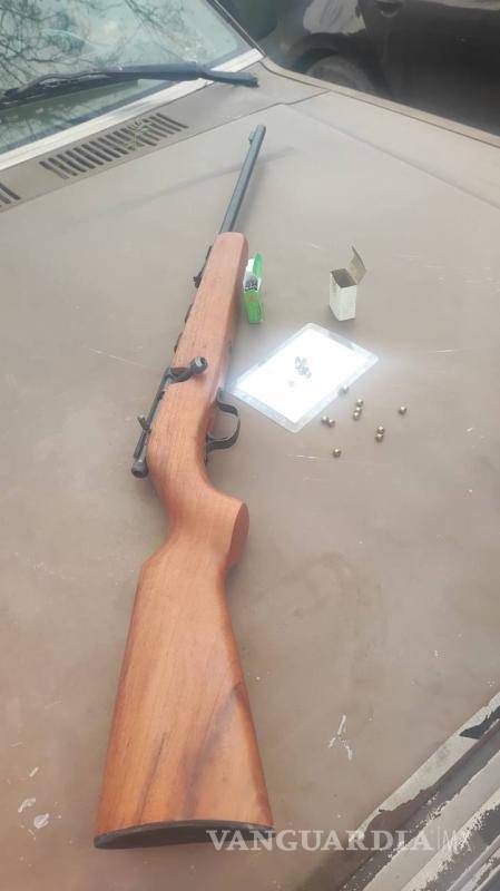 $!Un rifle de postas y municiones fueron asegurados durante la detención del presunto responsable en Hidalgo.
