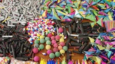 Autoridades de Protección Civil mantienen operativos en mercados sobre ruedas y acciones coordinadas con la Policía Cibernética para detectar la comercialización ilegal de pirotecnia en línea.